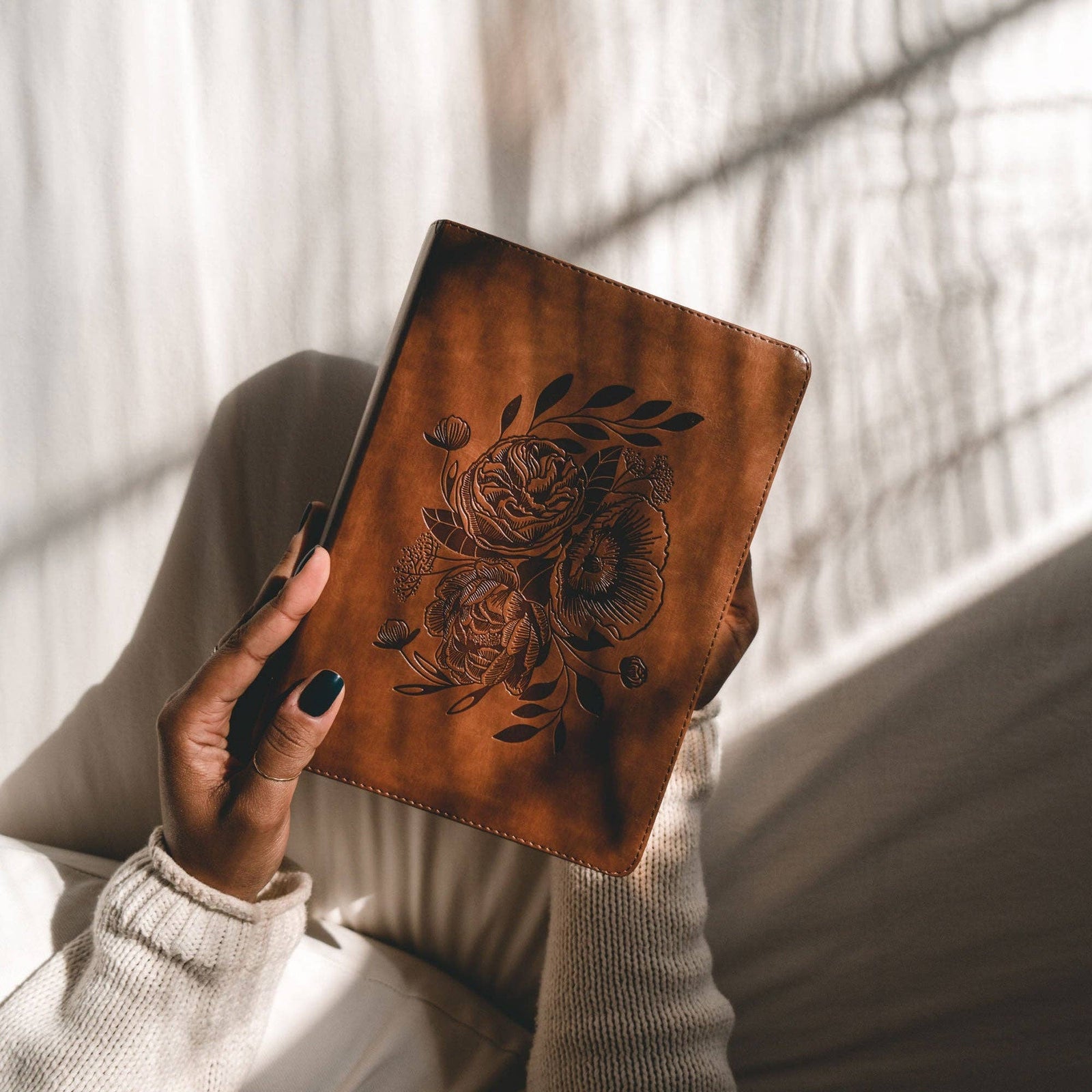 Aurora Theme Study Bible