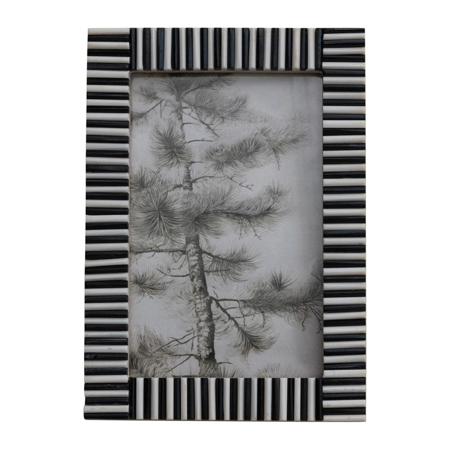 Black & White Ribbed Frame
