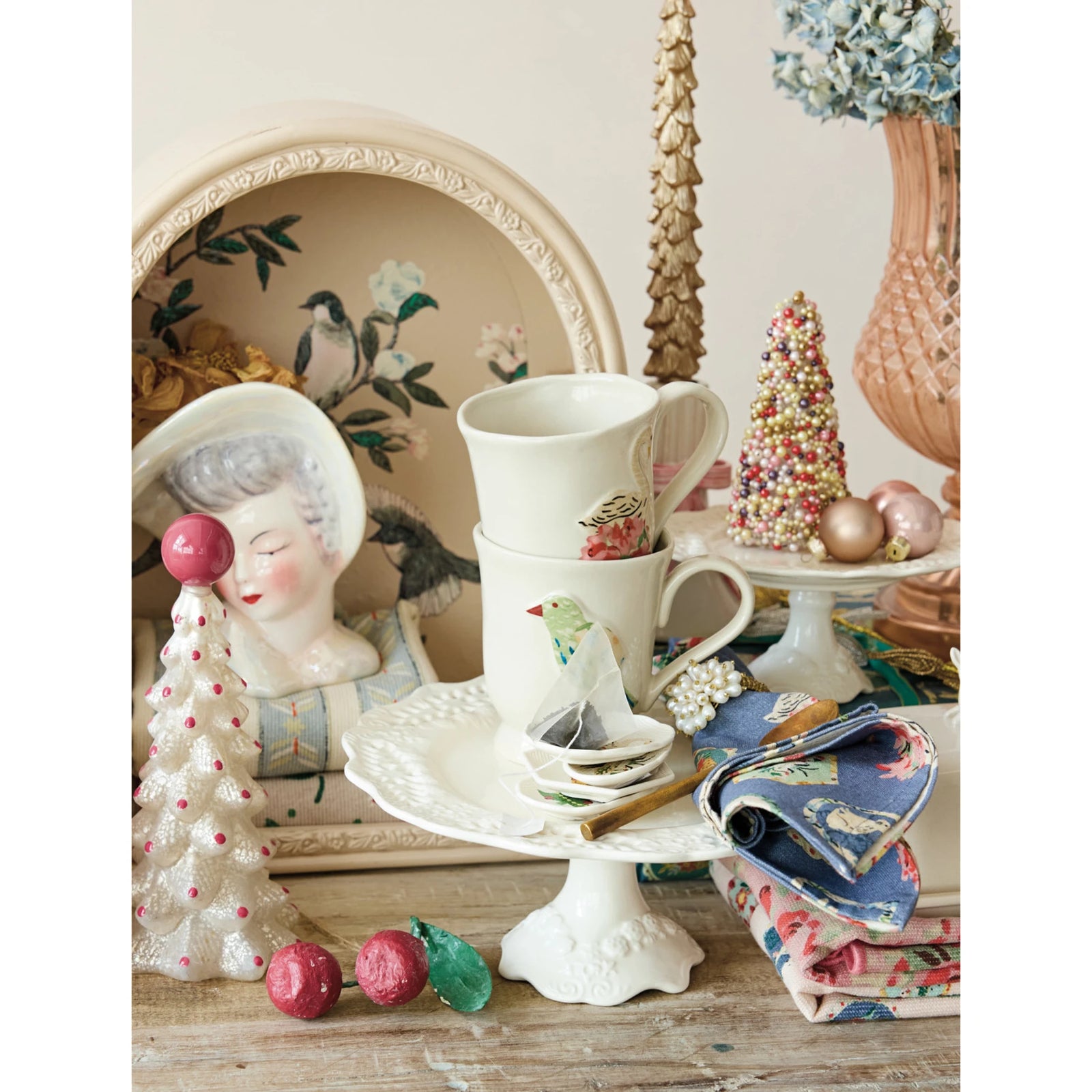 Scalloped Pedestal with Lace Pattern